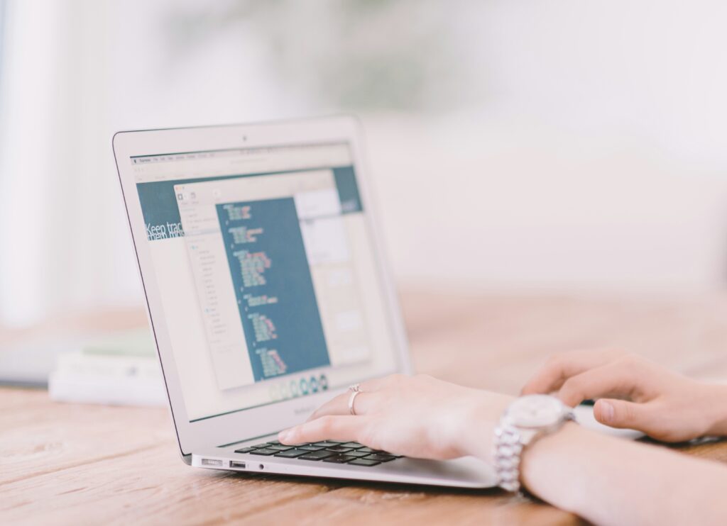 A person using a paraphrasing tool on their laptop